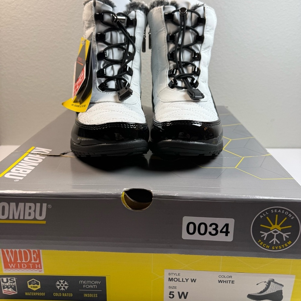 Khombu - White Quilted Winter Boots with Faux Fur Trim - Picture 8 of 8